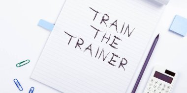 Eğitmen kavramsal manşet Başlık Eğiticisi, Akıl hocası veya eğitmen olarak tanımlanan Kelime diğerleri derse katılır