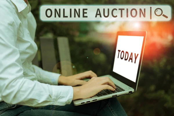 온라인 Online Auction 온라인상에서 물건이나 서비스를 구매하고 판매하는 과정을 가리키는 — 스톡 사진