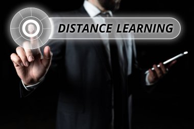 Metin başlığı Uzaklık Öğrenimi sunar, İş dünyası eğitim derslerini gösterir İnternet üzerinden uzaktan yayınlanır