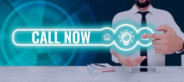 Telekom aygıtları kullanan bir insanla iletişim kurmak için Call Now, Business approach 'ı sunan metin başlığı