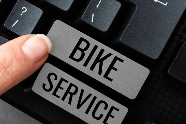 手書きサイン自転車サービス 最高の状態を維持するためのビジネスアイデアのクリーニングと修理自転車メカニズム — ストック写真