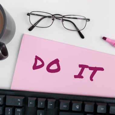 Yaptığını gösteren metin işareti, kavramsal fotoğraf kendinden emin ve sorunlarla veya diğer görevlerle uğraşmaya istekli