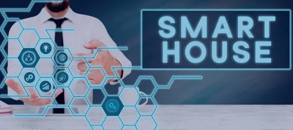 스마트 하우스 Smart House 장치를 갖추고 원격으로 제어하는 인터넷 콘셉트 — 스톡 사진