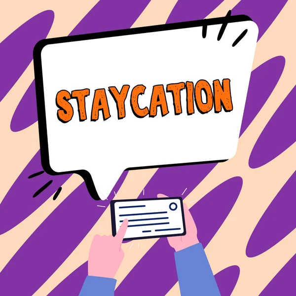 Sign Exibindo Staycation Conceito Que Significa Umas Férias Passadas Casa — Fotografia de Stock