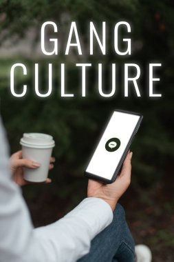 Çete Kültürü 'nü gösteren tabela, belirli bir suç örgütü ya da alışkanlıkları takip eden gangsterler grubu üzerine yazılmış Sözcük