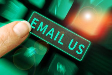 Email Us imzasını gösteren ilham, kavramsal anlamı posta kullanan bir grup insana ticari bir mesaj göndermek