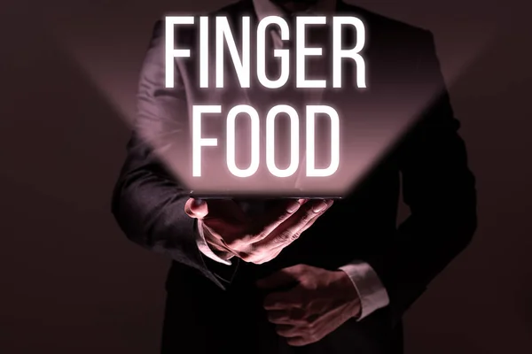 概念表示 フィンガーフード ビジネスは食べるための指で開催される製品や食べ物を紹介します — ストック写真
