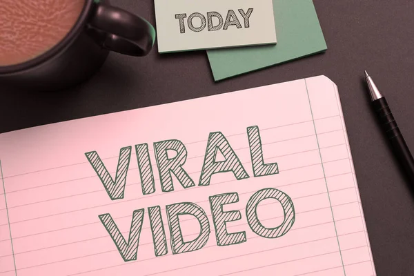 介绍病毒视频的文字说明 商业展示通过互联网共享变得流行的视频 — 图库照片