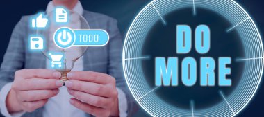 Metin işareti Do More 'u, internet kavramını, daha az para ve kaynakla üretken ya da yaratıcı olmayı gösteriyor