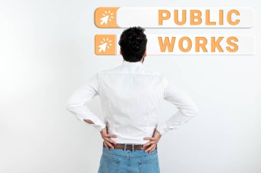 Bayındırlık İşleri, İş Fikri başlığını gösteren bir ilham, halk kalabalığındaki bir etkinliğin görüntülenmesini tanımlar