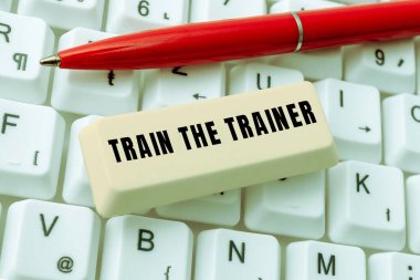 Train The Train The Trainer 'ı gösteren tabela, öğretmenlik yapmak ya da diğerlerini eğitmek için iş genel görünümü tanımlandı