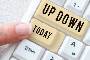 Metin işareti, aşağı gösteren, kavramsal fotoğraf, aşağı bakmak ya da yukarı hissetmek ya da tamamen mahvolmuş hissetmek için