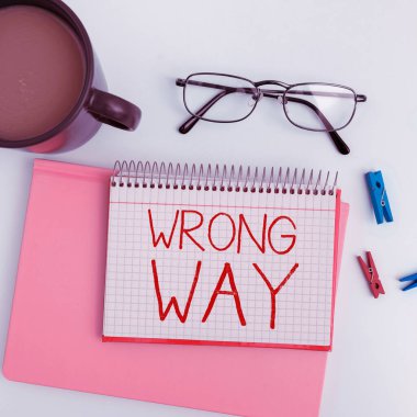 Yanlış Yol, Kavramsal Fotoğraf, uygunsuz ya da istenmeyen bir davranış ya da yön gösteren tabela