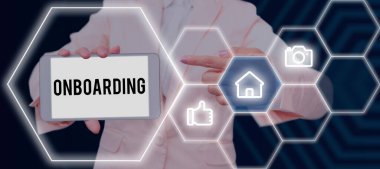 Yeni bir çalışanı bir organizasyona entegre etme işlemini gösteren metin tabelası