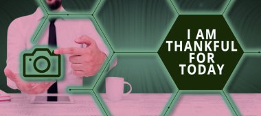 Bugün için müteşekkirim, bir günlük daha felsefe için minnettarız.