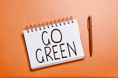 Geri dönüşümü azaltmak için çevre dostu kararlar veren Go Green ve iş konseptini gösteren metin işareti
