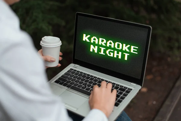 Текст Показує Натхнення Karaoke Night Business Concept Entertainment Співає Разом — стокове фото