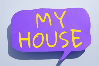 Evim, iş yerim, evim sevdiğim insanlarla birlikte yaşadığım bir yer ya da bina fikrini gösteren bir metin.