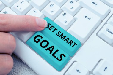 Ulaşılabilir amaçlar üzerine yazılmış Akıllı Hedefler Belirle işareti gösteren ilham kaynağı İyi iş planları yap