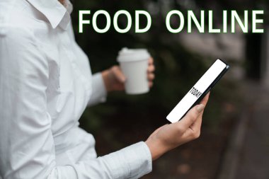 Çevrimiçi Metin Gıda Konsepti, telefon uygulaması ya da web sitesi kullanarak bir şeyler yemek istemenin anlamı