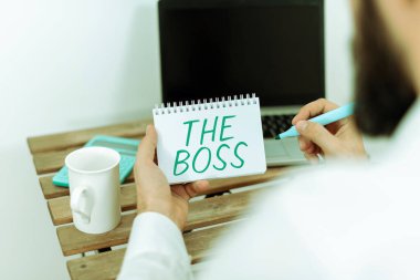 Patronu gösteren metin başlığı, Kavramsal fotoğraf organizasyonda kontrol ya da otorite sahibi bir kişi