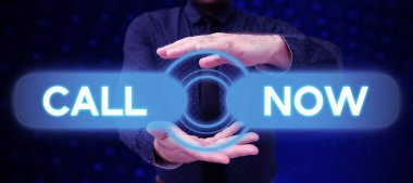 El yazısı işareti Call Now, Business Showcase Telekom cihazları kullanan kişiye hemen ulaşın