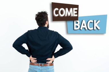 Metin başlığı sunar Geri Dönüş, İnternet Konsepti bir insanın sevdiklerinin yaşadığı bir yere dönmesini ister