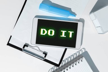 Metin başlığı sunar. Kendine güvenen ve sorunlarla veya diğer görevlerle meşgul olmak isteyen sözcük.