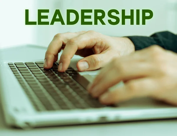 有领导才能的活动涉及领导一群人或公司的活动 — 图库照片