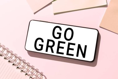 Metin yazma Go Green, Kavramsal fotoğraf geri dönüşüm azaldıkça çevre dostu kararlar alınıyor