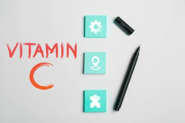 El yazısı C vitamini, iş genel değerlendirmesi iyileşmeyi teşvik eder ve vücudun demir akrep asidi emmesine yardımcı olur.