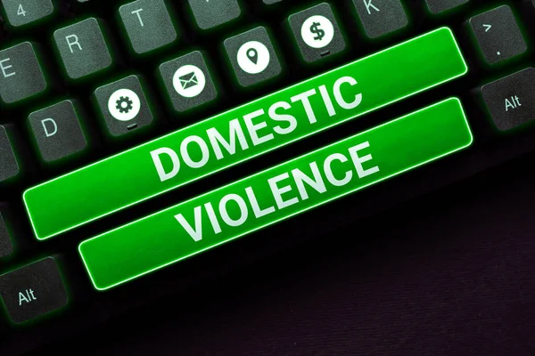 显示家庭暴力 互联网概念 家庭或家庭成员的暴力或虐待行为的文字标志 — 图库照片