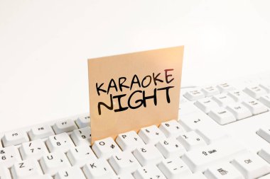 Bir makine tarafından çalınan enstrümantal müzik eşliğinde şarkı söyleyen Karaoke Gecesi, Eğlence Sözcükleri