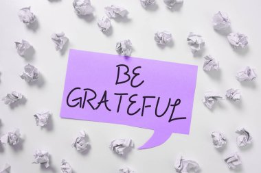 Gösterme metni yazılıyor. Minnettar olun. Duygu üzerine yazılan veya alınan bir şey için minnettarlık gösterilen sözcük.