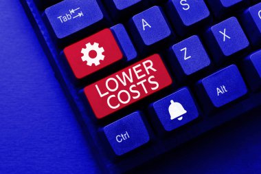 Daha Düşük Maliyetleri gösteren tabela, işletme üzerine yazılmış Sözcük ürün talebini artırmak için düşük fiyat belirliyor