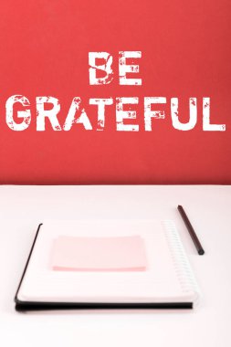 İlham veren bir metin. Minnettar olun. Duygu sözcükleri.