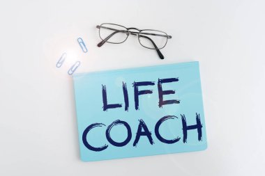 İlham kaynağı Yaşam Koçu, Kavramsal Fotoğraf 'yı gösteren metin müşterilerine sorunlarını ya da hedeflerini nasıl çözeceklerini tavsiye eden kişi