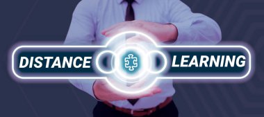 Metin başlığı Uzaktan Öğrenme, İş Genel Görünümü Eğitim derslerini sunar İnternet üzerinden uzaktan yayınlanır