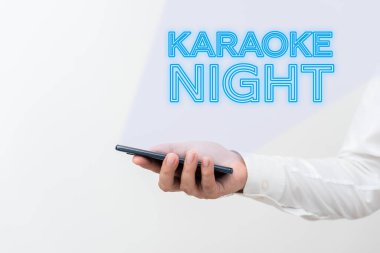 Karaoke Gecesi, Business idea Entertainment 'ın bir makine tarafından çalınan enstrümantal müzik eşliğinde şarkı söylediğini gösteren metin işareti