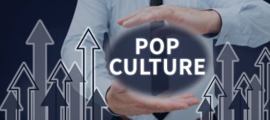 Popüler Kültür, Kavramsal Fotoğraf 'yı gösteren metin tabelası, çoğunluğu gençlerin yaşam tarzını ve zevklerini anlatıyor.