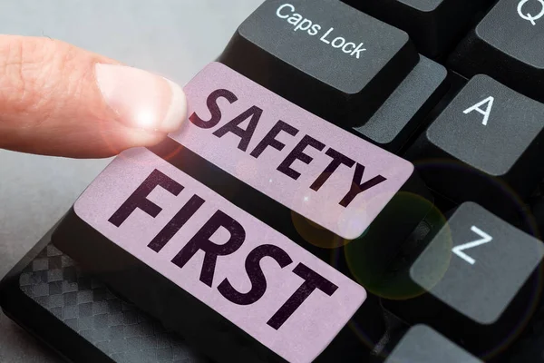 Tekst Teken Toont Veiligheid Eerste Woord Voor Vermijd Onnodige Risico — Stockfoto