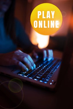 İlham veren Play Online, Business showcase bir bilgisayar ağı üzerinden oynanan bir video oyunu metni