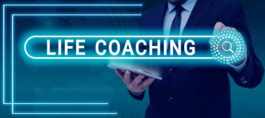 Yaşam koçluğu, iş yaklaşımını sunan metin başlığı Zorluklarla Yaşamları İyileştirme Kariyerlerimizde bizi cesaretlendiriyor