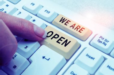 El yazısı metni Biz Açız, Kavramsal fotoğraf Kaplama veya sınırlama engeli yok, her taraftan erişilebilir