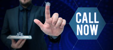 Call Now, Business konseptini sunan metin başlığı, telekom aygıtları kullanan bir kişi ile anında bağlantı kurmak için