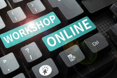 İlham veren atölye çalışmalarını gösteren metin Çevrimiçi, İnternet Konsept Odası veya malların imal edildiği bina