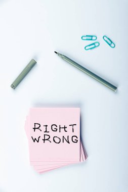 Kavramsal başlık Doğru Yanlış, iki karar arasında seçim yapmak için doğru ve kötü bir kelime