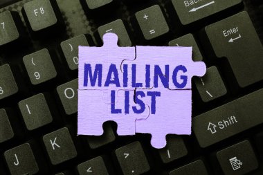 E- posta Listesini sunan metin başlığı, periyodik posta dağıtımına üye olanların İnternet Kavram listesi