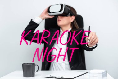 Bir makine tarafından çalınan enstrümantal müzik eşliğinde ilham veren Karaoke Gecesi, Business idea Entertainment şarkılarını gösteren metin