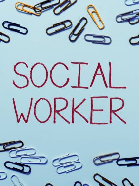 Sosyal Çalışanları gösteren metin başlığı, yetersiz veya gelirsiz devlet insanlarından gelen kavram yardımı